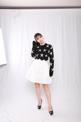 柳岩.棚拍碎花黑色白裙