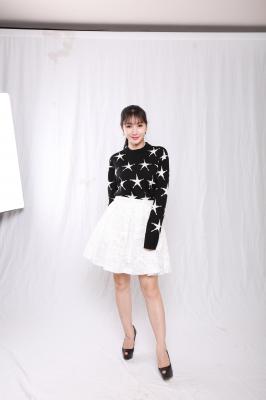 柳岩.棚拍碎花黑色白裙