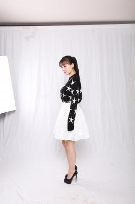 柳岩.棚拍碎花黑色白裙