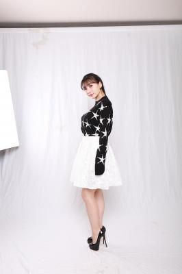 柳岩.棚拍碎花黑色白裙