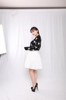 柳岩.棚拍碎花黑色白裙