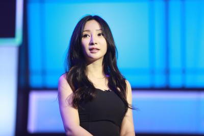 柳岩节目黑色裙子