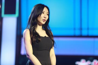 柳岩节目黑色裙子