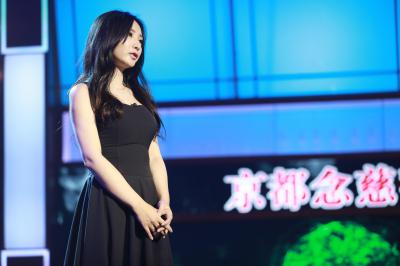 柳岩节目黑色裙子