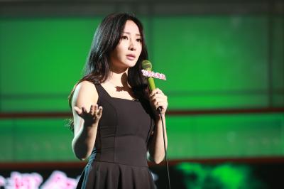 柳岩节目黑色裙子