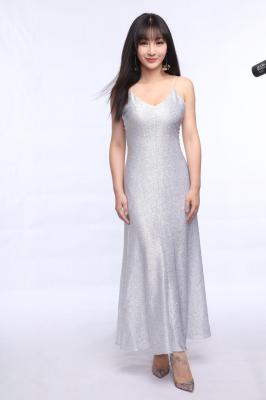 柳岩.棚拍银色裙子