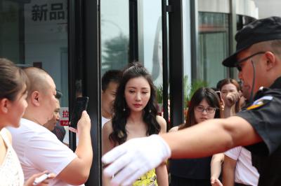 柳岩黄色裙子活动