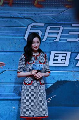 杨幂生图全集.杨幂格子裙6.25杨幂 红毯