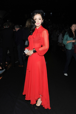 杨幂生图全集.一些套图杨幂红色长裙