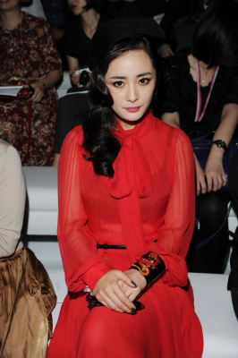 杨幂生图全集.一些套图杨幂红色长裙