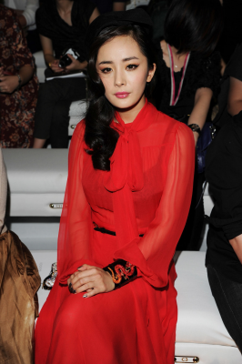 杨幂生图全集.一些套图杨幂红色长裙