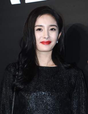 杨幂生图全集.一些套图杨幂黑色裙子包包