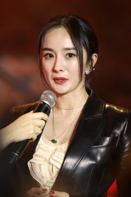 杨幂生图全集.一些套图杨幂黑色裙子包包