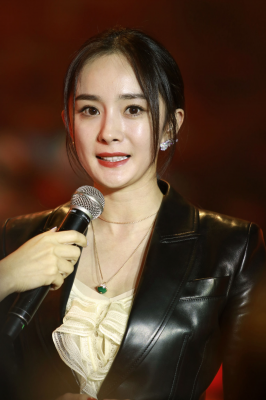 杨幂生图全集.一些套图杨幂黑色裙子包包