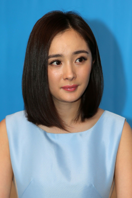 杨幂生图全集.一些套图浅蓝色丝绸裙