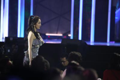 杨幂生图全集.亮片星光大赏杨幂金色亮片裙子