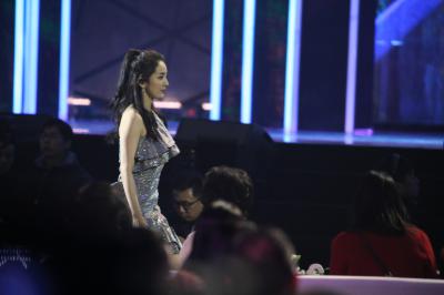 杨幂生图全集.亮片星光大赏杨幂金色亮片裙子