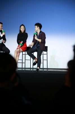 杨幂生图全集.杨幂三人高凳图