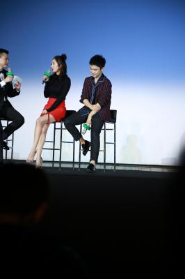 杨幂生图全集.杨幂三人高凳图