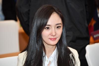 杨幂生图全集.杨幂城市黑裙杨幂特写