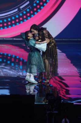 杨幂生图全集.杨幂金条长裙&周笔畅场内