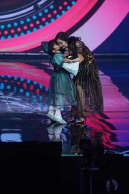 杨幂生图全集.杨幂金条长裙&周笔畅场内