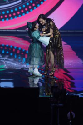 杨幂生图全集.杨幂金条长裙&周笔畅场内