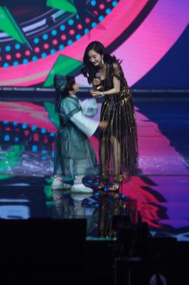 杨幂生图全集.杨幂金条长裙&周笔畅场内