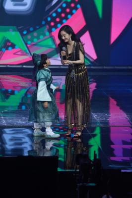 杨幂生图全集.杨幂金条长裙&周笔畅场内