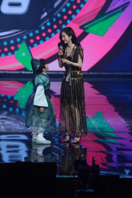 杨幂生图全集.杨幂金条长裙&周笔畅场内