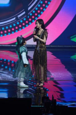 杨幂生图全集.杨幂金条长裙&周笔畅场内