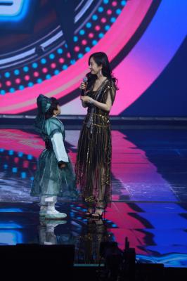 杨幂生图全集.杨幂金条长裙&周笔畅场内