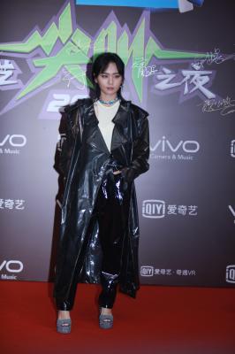 杨幂生图全集.杨幂金条长裙&周笔畅红毯