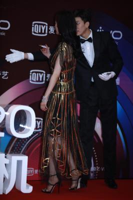 杨幂生图全集.杨幂金条长裙&周笔畅红毯