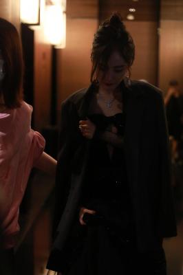 杨幂生图全集肩黑色晚会裙