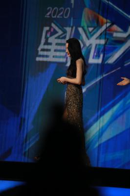 明星生图迪丽热巴 黑色开叉已选