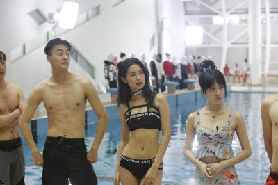 .明星生图虞书欣泳池