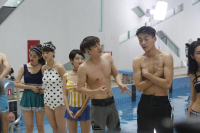 .明星生图虞书欣泳池