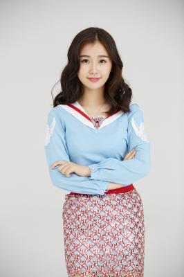 一年级毕业周S2.虞书欣个人宣传照蓝衣卷发、-shuxin1068