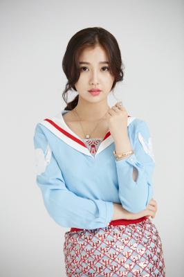 一年级毕业周S2.虞书欣个人宣传照蓝衣卷发、-shuxin1071