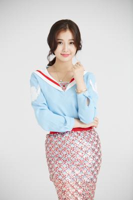 一年级毕业周S2.虞书欣个人宣传照蓝衣卷发、-shuxin1072