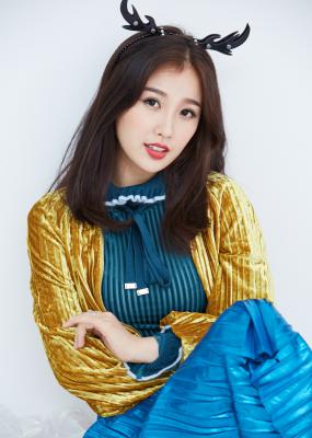 一年级毕业周S2.虞书欣个人宣传照黄衣蓝裙-shuxin1253