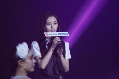 鞠婧祎黑白衣服台上发言-12-18 1703591