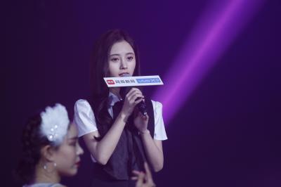 鞠婧祎黑白衣服台上发言-12-18 170359