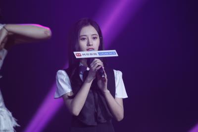 鞠婧祎黑白衣服台上发言-12-18 1704011