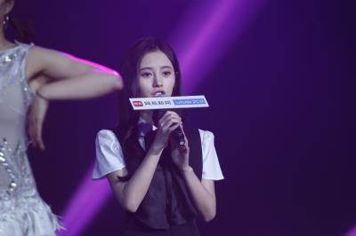 鞠婧祎黑白衣服台上发言-12-18 170401