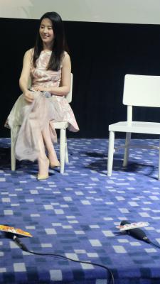 刘亦菲短裙高跟-05-03 113328