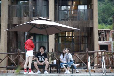 景甜热裤泳池旺仔-JI7A0588