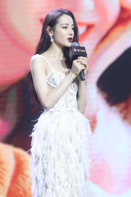 迪丽热巴羽毛镂空吊带长裙-06-07 2351392