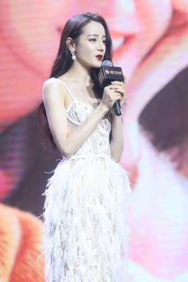 迪丽热巴羽毛镂空吊带长裙-06-07 235139